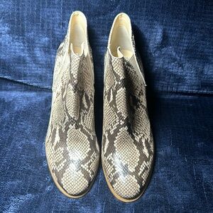 NWT | Vince Camuto short boots snake skin design booties | Sz9